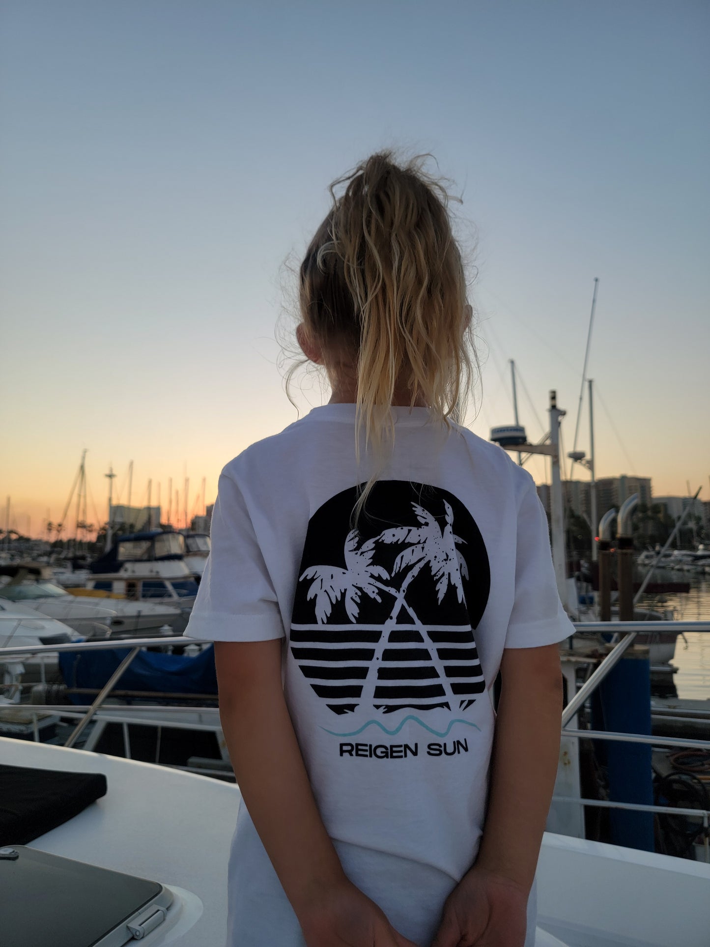 KIDS SUNSET PALMS TEE- WHITE// BLACK